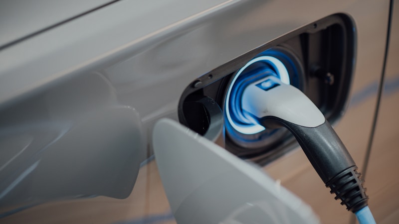Stazione di ricarica wallbox per auto elettrica installata a parete